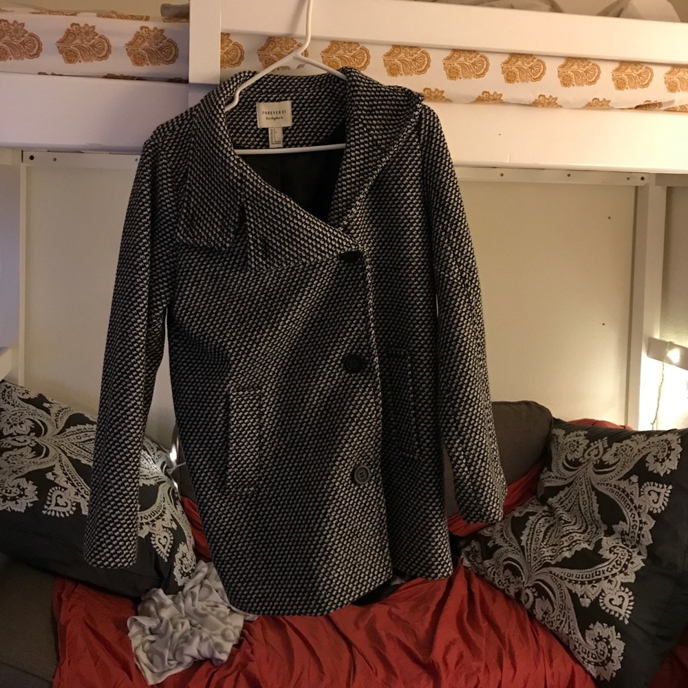 F21 like new black and white houndstooth coat